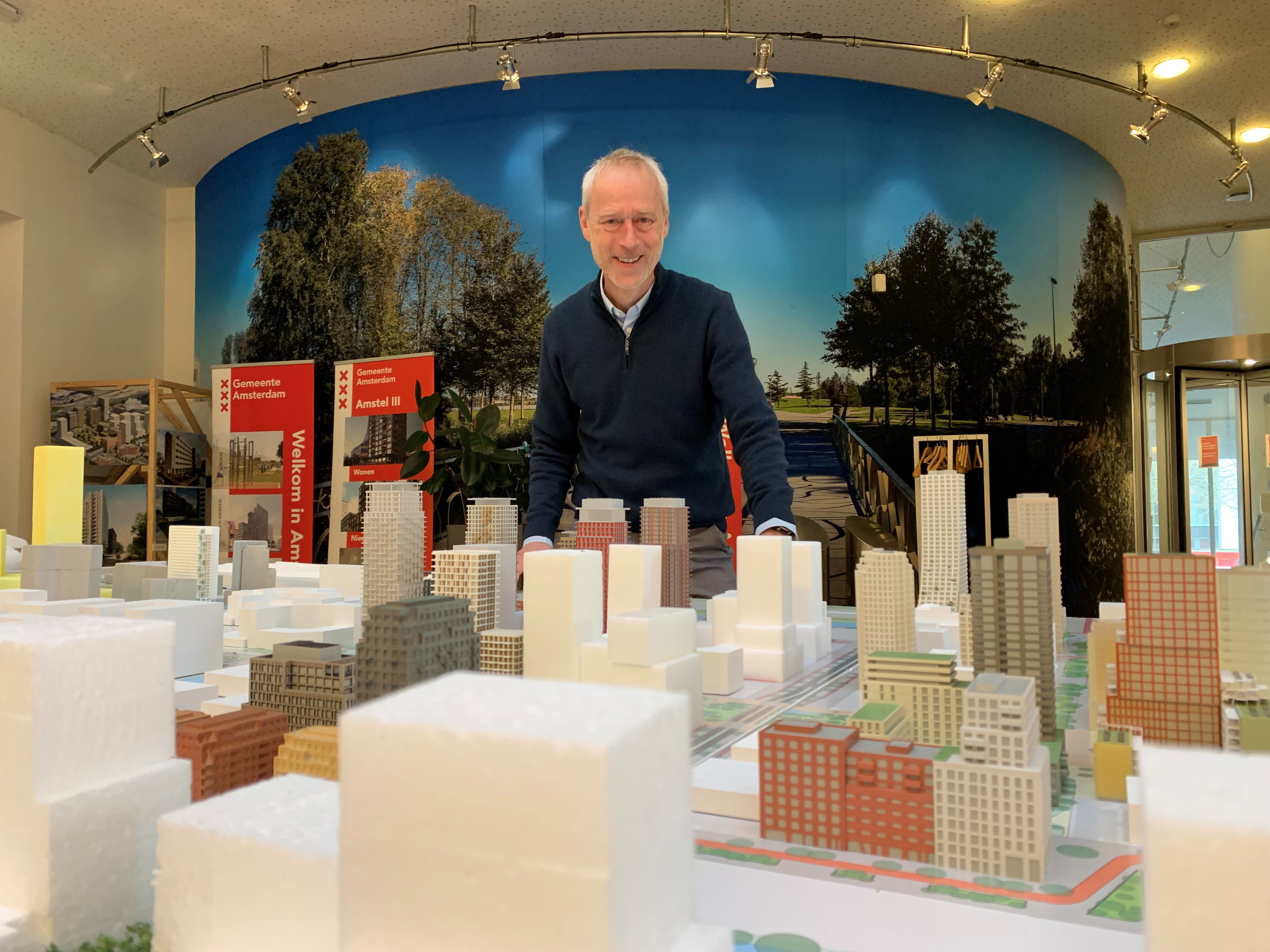 Foto van gemeente Amsterdam - Jonel Nugteren bij de maquette van Amstel III